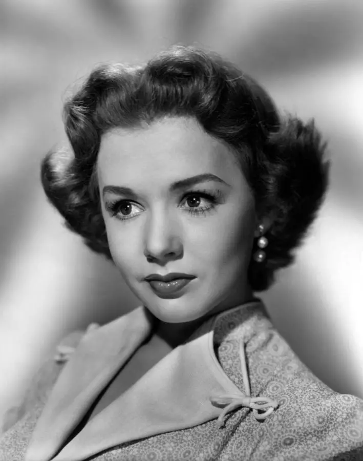 How tall is Piper Laurie?